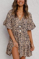 Minikleid mit Rüschen und Leopardenmuster und Knöpfen